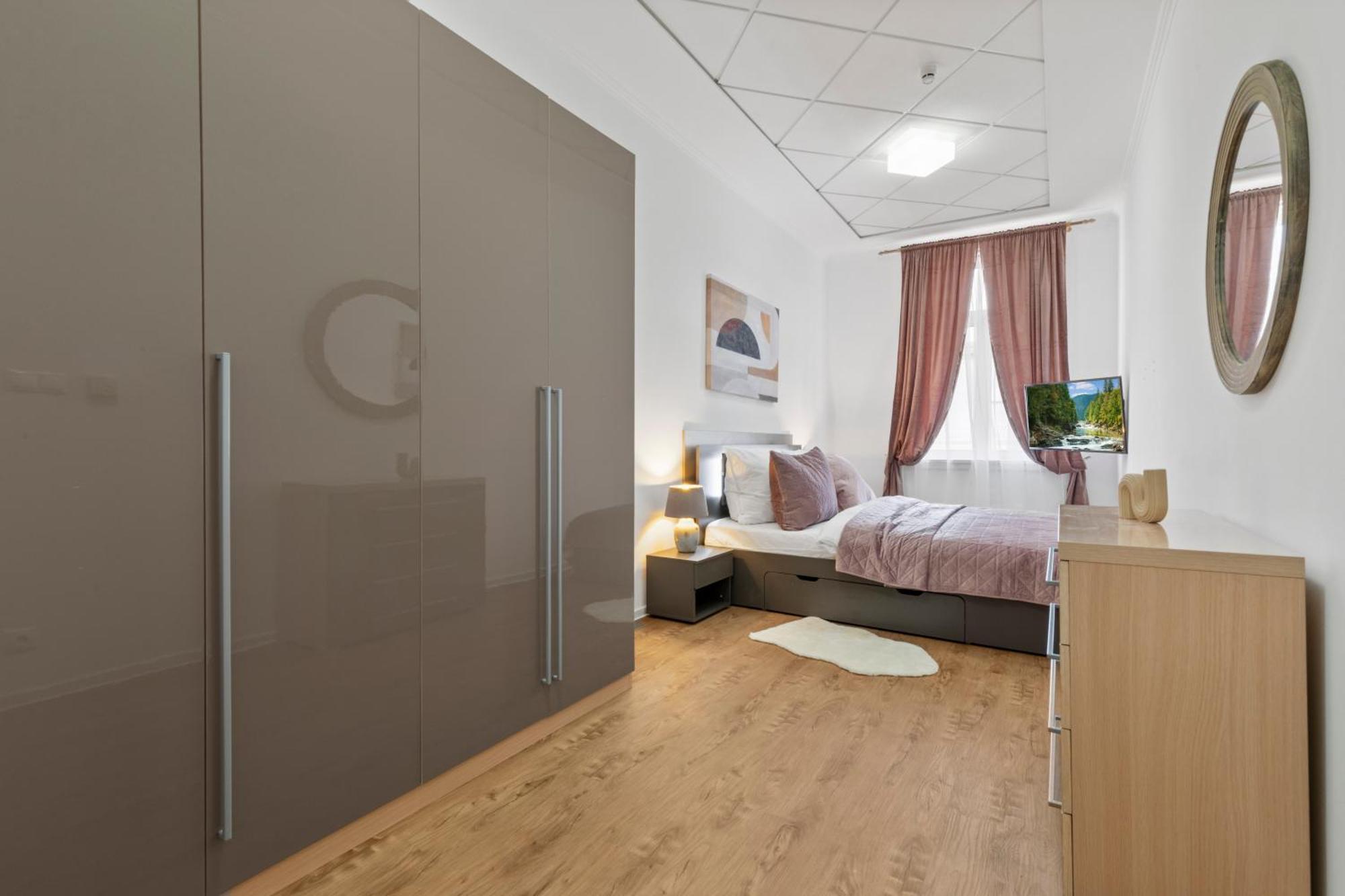 Апартаменты Luxe Living At Old Town Center Братислава Экстерьер фото
